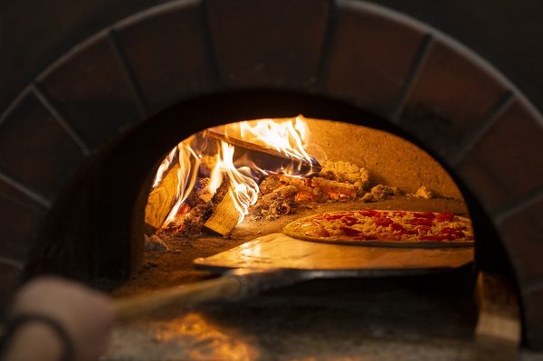 Dal forno a legna alla pala: le diverse tecniche di cottura della pizza